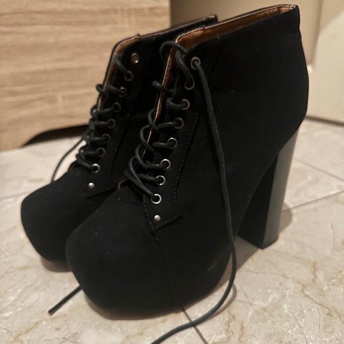 Black pumps used size 39 in good condition