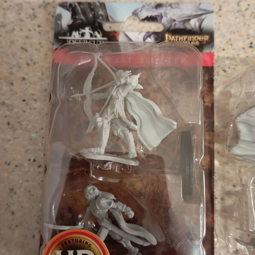 Pathfinder miniatures like new, missing one base