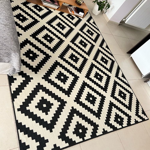 Rug 2 meters by 3 meters used in excellent condition