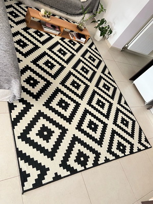 Rug 2 meters by 3 meters used in excellent condition