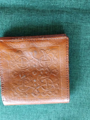 Ανδρικό πορτοφόλι μεταχειρισμένο από φυσικό δέρμα με παραδοσιακή βουλγαρική διακόσμηση