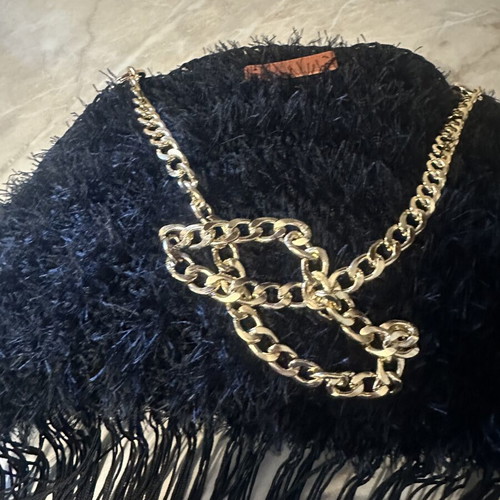 Handmade knitted shoulder bag with gold chain and fringes