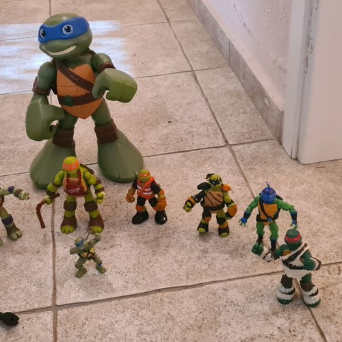 Teenage Mutant Ninja Turtles set like new, 9 figures with accessories