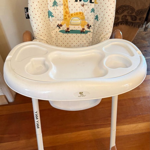 Lorelli high chair like new with removable tray and wheels