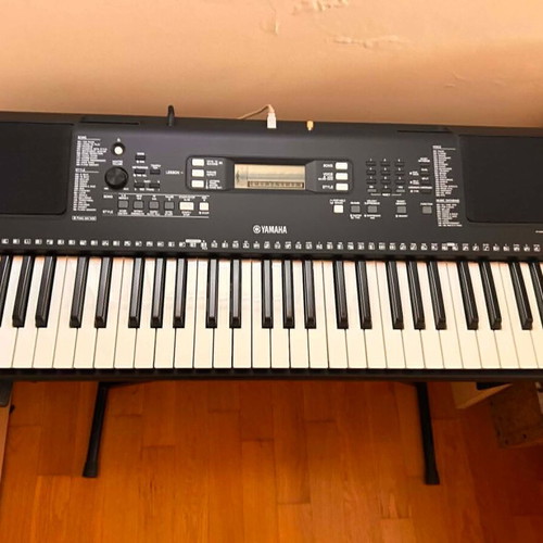 Yamaha PSR-E363 keyboard like new with stand and music rest