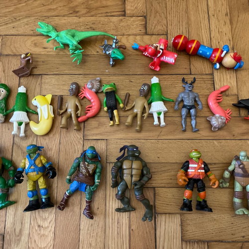 Collectible children's toys pack like new, 23 pieces