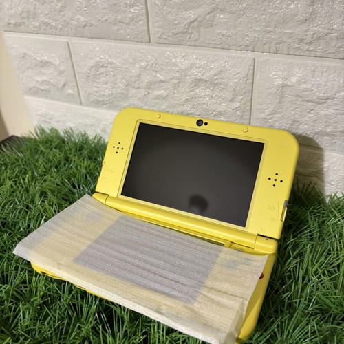 Nintendo 3DS XL Pikachu Edition console