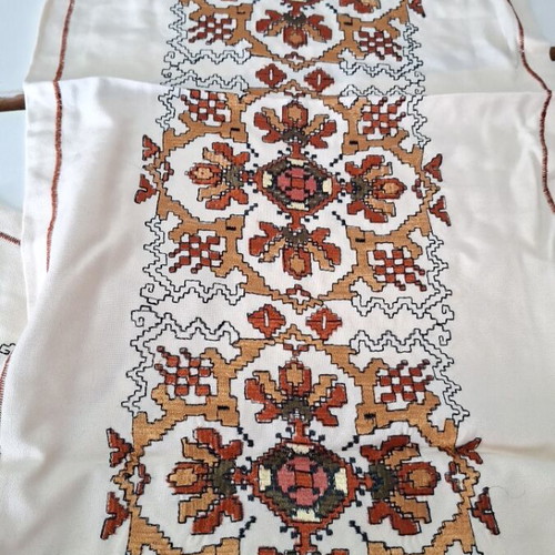 Set of 4 machine embroidered linens new, 80×80 square, 105×40 and 35×35 runners