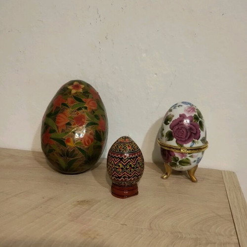 Egg box set like new, 1 wooden and 1 porcelain