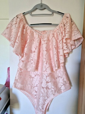 Lace bodysuit pink like new, size L