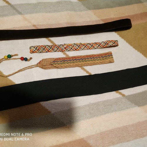 Set of four belts like new, elastic, velvet, and straw