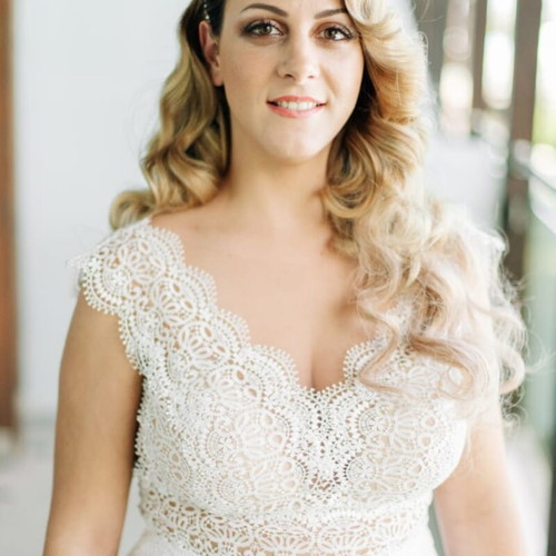Wedding dress like new with minimal shine and train, white