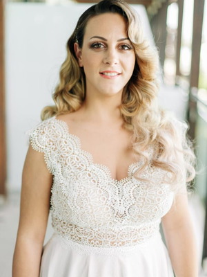 Wedding dress like new with minimal shine and train, white