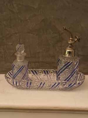 Set of two vintage crystal perfume bottles with crystal base like new