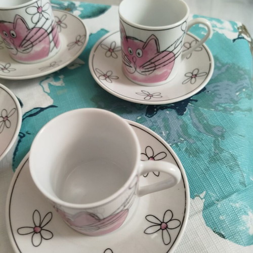 Serving set of 6 cups and saucers like new