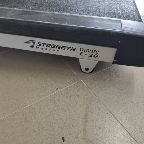 Strength Treadmill like new with 3 HP motor and 4 automatic programs