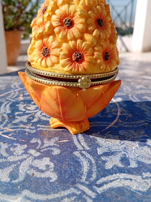 Decorative egg with flowers
