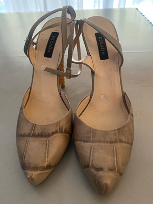 Escada pumps with ankle strap like new, beige
