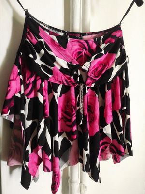 Floral skirt like new, size M, black and pink