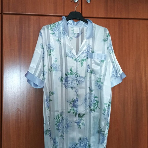 Satin robe like new, white and multicolor