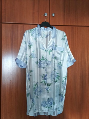 Satin robe like new, white and multicolor