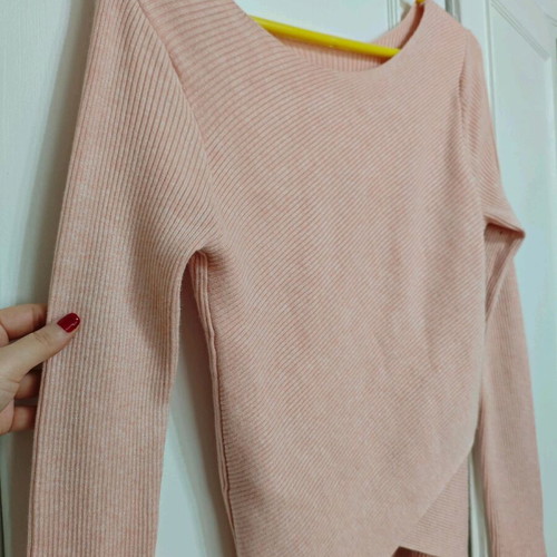 Slim pink sweater like new with 3 layerings size M