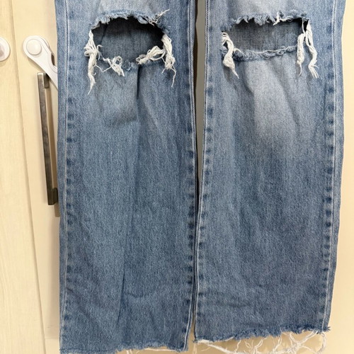 Straight fit jean Stradivarius like new, blue with knee rips