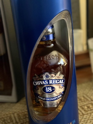 Chivas Regal 18 Gold Signature ουίσκι σε μπλε μεταλλική θήκη Pininfarina