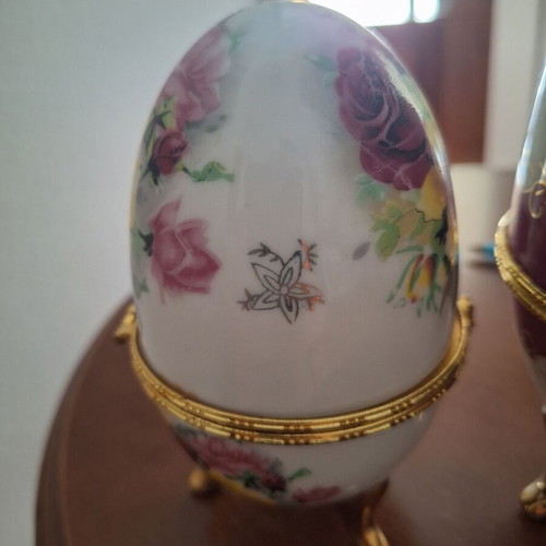 Porcelain eggs like new, set of 2 decorative items