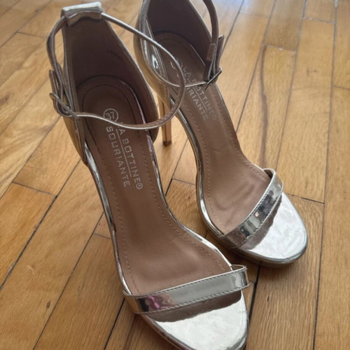 La Bottine Souriante silver sandals size 37 like new