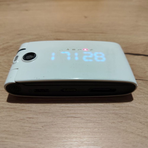 O2 Cocoon vintage clamshell phone with LED display