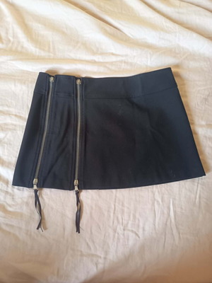 Sisley skirt black, like new, size 40 medium, short with zipper