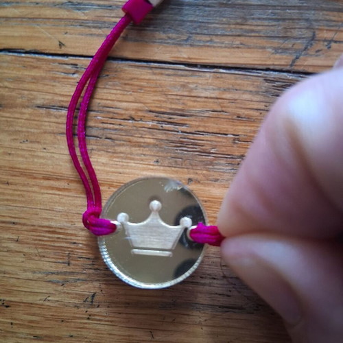 Bracelet with thread and decorative plexiglass used, pink and gold