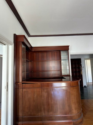 Κλασικό ξύλινο γωνιακό μπαρ σαλονιού σαν καινούργιο σε καρυδί απόχρωση