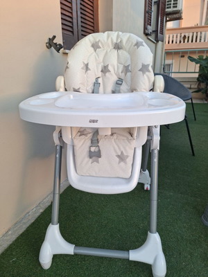 Baby high chair like new with removable tray