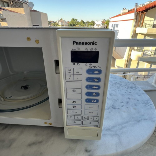 Panasonic microwave oven used with digital touch control and auto programs