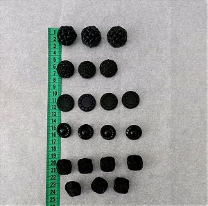 21 μαύρα κουμπιά διαφόρων μεγεθών