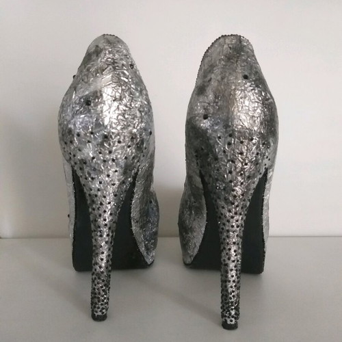 Silver pumps with inner platform, narrow fit, tested only