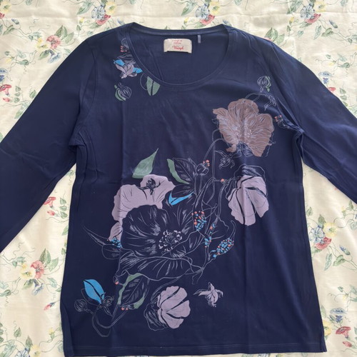 Triumph spring pajamas set like new, dark blue floral design