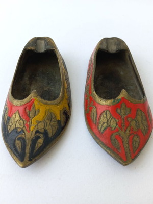 Set of 2 old brass ashtrays used