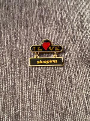 Vintage pin “I love sleeping” like new