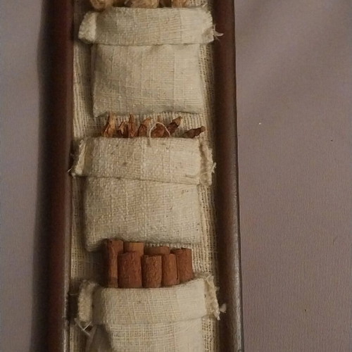 Frames with dried decorations, set of 4, like new