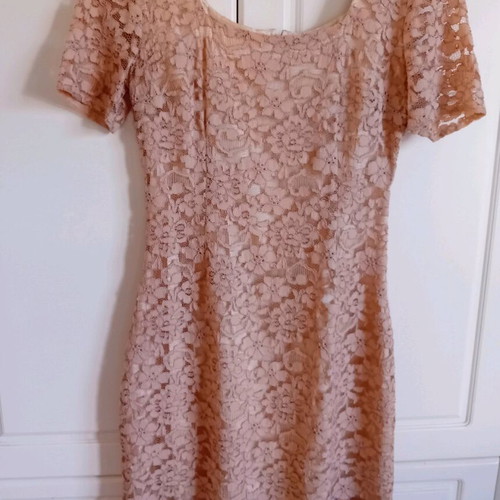 Lace dress in soft salmon color like new, size L