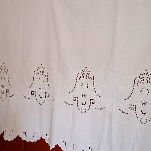 Cut white curtain used with scalloped edge 1.45x1.20