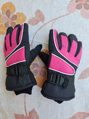 Ski gloves like new, black and fuchsia with adjustable wrist strap