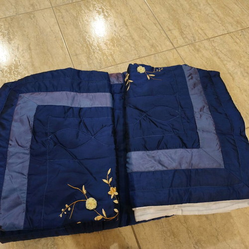 Κουβερτοριό υπερδιπλό μπλε καινούργιο με απλίκες και μαξιλαροθήκες