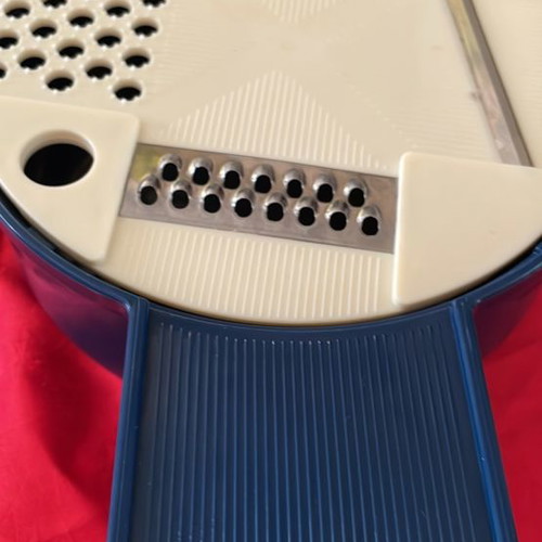 Grating container for cheese and vegetables new with storage container