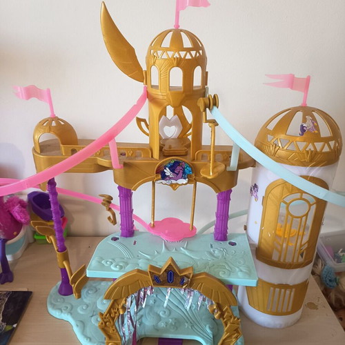 Little Pony castle used with missing wing and curtain