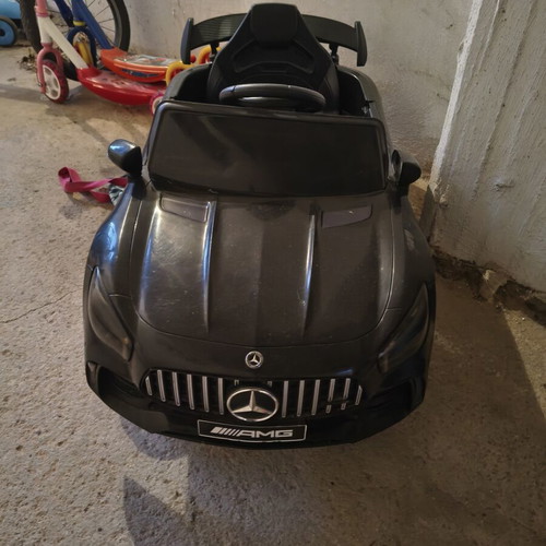 Mercedes electric car like new with remote control, lights, and music