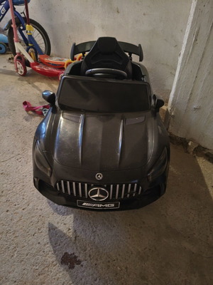 Mercedes electric car like new with remote control, lights, and music
